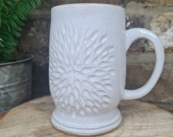 Taza tallada en gres artesanal