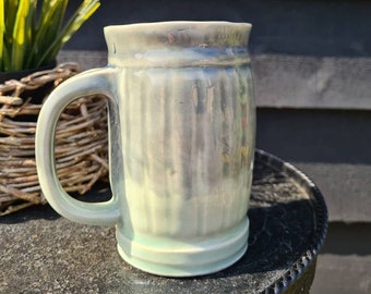 Taza de gres grande hecha a mano