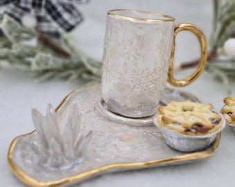 Taza y platillo hechos a mano y cocidos en gres.