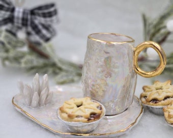 Taza y platillo navideños hechos a mano en estilo racimo de cristal cocido en gres