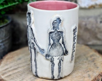 Taza de gres lanzada a mano Danse macabra