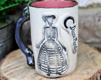 Taza de gres hecha a mano única, macabra danse.