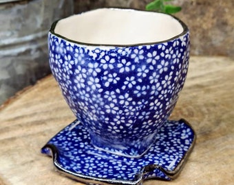 Taza de yunomi de la olla de pellizco construida a mano y estar de pie disparada a la gres.