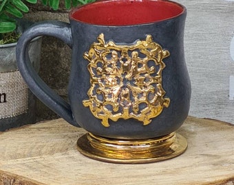 Taza de gres de crecimiento a mano con emblema de oro de 24ct.