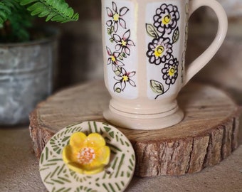 Taza tirada a mano y pintada con tapa