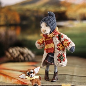 Herbstmantel für Rebeccas Filzmaus. Woodland Pullover für Filz Mini Spielzeug. Weiches oranges Puppen-Outfit
