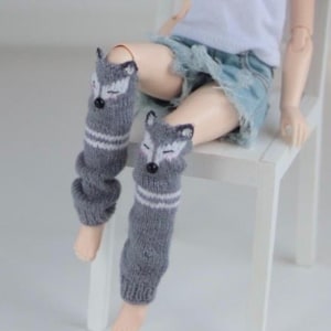 Può includere: Un set di tre tazze in ceramica con finitura opaca e macchiettata. Le tazze sono nei toni del crema, grigio chiaro e grigio scuro. Ogni tazza ha un design semplice e minimalista, perfetto per caffè o tè.