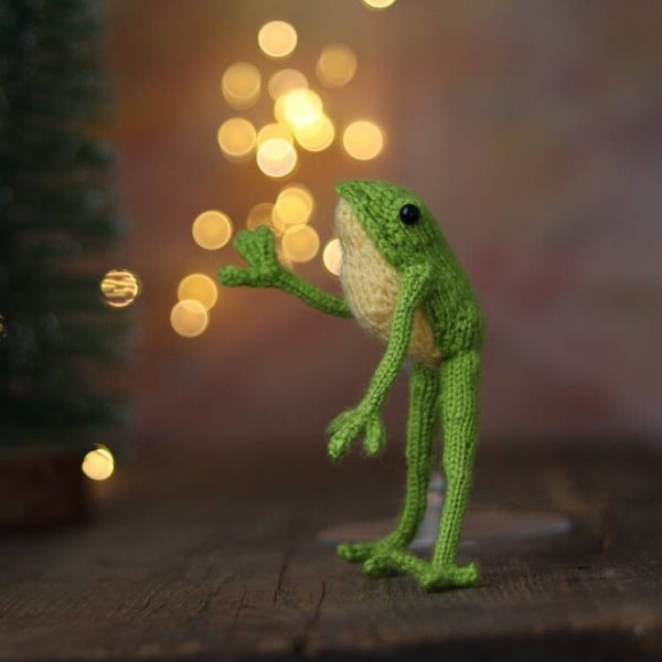 Green-yellow knit Frog from Tiktok. Soft whimsical Toad. Hippie woodland toy. Goblincore aesthetics animal doll