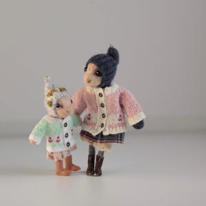 Frühlingsstrickjacke für Filzmaus von Rebecca. Miniatur-Kuchenpullover: Handgestricktes Outfit für Filzmaus. Kein Spielzeug. Nur für erwachsene Sammler.