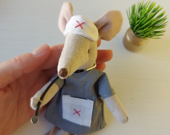 Completo da infermiera per topo Maileg: vestiti da dottore in miniatura per casa delle bambole. Non è un giocattolo. Solo per collezionisti adulti.