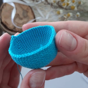 Pu&ograve; includere: Una piccola ciotola di uncinetto di colore blu brillante. La ciotola &egrave; realizzata con un punto fine e ha una forma rotonda e liscia.