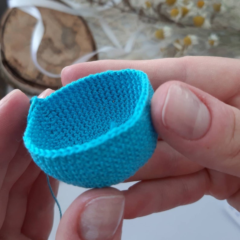 Pu&ograve; includere: Una piccola ciotola di uncinetto di colore blu brillante. La ciotola &egrave; realizzata con un punto fine e ha una forma rotonda e liscia.