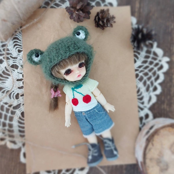 Green frog helmet for Lati Yellow doll. Pukifee Christmas paddock hat. Tiny bjd goblincore outfit. Ellemenno whimsical toad cap