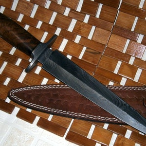 RAM-05 Damascus Steel Hunting Knife – Walnut Wood Handle .
