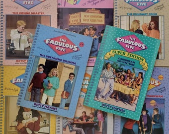 Könnte beinhalten: Eine Sammlung von neun Taschenbüchern mit bunten Umschlägen, die den Titel "The Fabulous Five" und die Autorin "Betsy Haynes" tragen. Die Bücher sind Teil einer Reihe und haben verschiedene Titel wie "The Kissing Disaster", "The Boyfriend Dilemma", "The Runaway Crisis" und "Super Edition Caribbean Adventure".