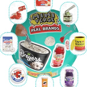 Pode incluir: Uma coleção de alimentos em miniatura, incluindo um recipiente de sorvete Breyers, potes de geleia Smucker's, uma lata de Pringles e Uncrustables. Os itens são dispostos em torno de um gráfico central que diz "Mini Verse Real Brands."
