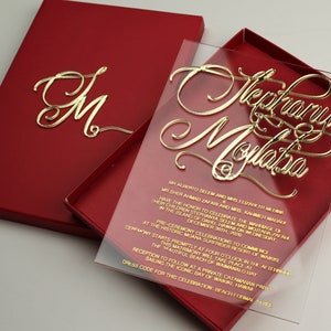Invitación de boda acrílica dorada con recuadro rojo - Nombre en 3D