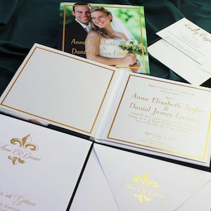Invitaciones de boda de lujo hechas a mano con tapa dura y lámina dorada impresas a medida. Invitaciones de boda de tapa dura con pliegue en puerta y lámina dorada personalizadas.