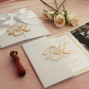 Invitación de boda moderna de lujo en 3D Couture, con lámina dorada de lujo, inicial de espejo dorado cortada a láser y código QR, RSVP.