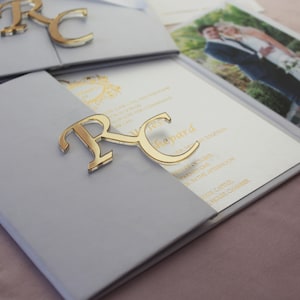 Trifold Hochzeitseinladungs-Set, Luxushochzeits-Monogramm-Logo mit weißer Quaste, Hardcover, Monogramm-Hochzeitsbroschüren-Einladungs-Taschen-Reihe