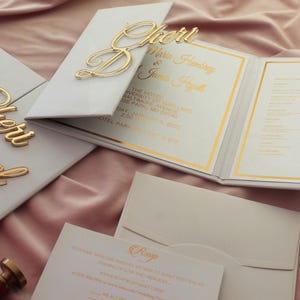 Luxe hardcover huwelijksuitnodiging zakenvelop en lakzegel, huwelijksuitnodiging met RSVP en goudfoliemap dikke vouwuitnodigingen