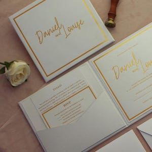 Luxus Hardcover-Hochzeitseinladung, klare Goldfolie geprägt, spezieller Taschenbereich für Rsvp-Karte, Torfalten-Hardcover mit Acrylinitiale