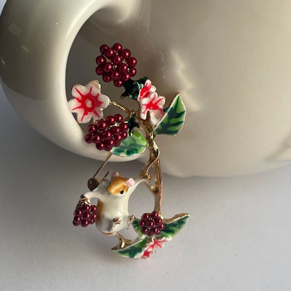 Mouse amongst the blackberries brooch, mouse brooch, mouse lapel pin, mouse jewellery, mouse gift