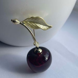 Harskersenbroche, fruitbroche, kersenbroche, kersensieraden, glazen broche, fruitspeld