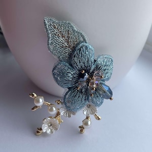 刺繍入りパールフラワーブローチ、ビーズブローチ、パールブローチ、刺繍入りブローチ、フラワーブローチ