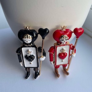 Broche de guarda de coração, broche de carta, broche de ás de copas, broche de ás de espadas, presente de carta de baralho, broche de jogo de azar