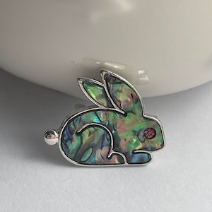 Broche lapin en coquillages ormeaux, broche ormeaux, bijoux ormeaux, broche lapin, bijoux lapin