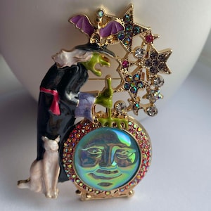 Spilla a forma di calderone con strega e luna iridescente, spilla a forma di strega con strass, gioielli da strega, spilla da strega, spilla grande, spilla a forma di calderone,