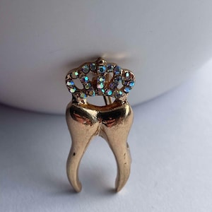 Broche dent couronne, broche dent, épinglette dent, broche dentiste, cadeau dentiste, épinglette dentiste, cadeau infirmière dentaire