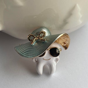 Enamel tooth wearing a sun hat brooch, tooth brooch, tooth lapel pin, dentist brooch, dentist gift, dentist lapel pin