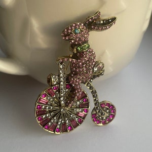 Broche de coelho de strass andando de bicicleta, broche de coelho, broche de bicicleta, broches de animais, broche de páscoa, fabricação de gorro de páscoa