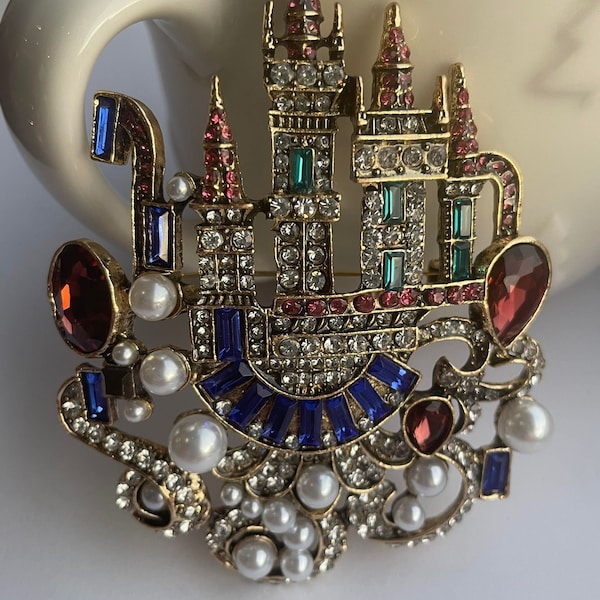 Groot strasskasteel aan de zeebroche, kasteelbroche, parelkasteelbroche, sprookjeskasteelbroche