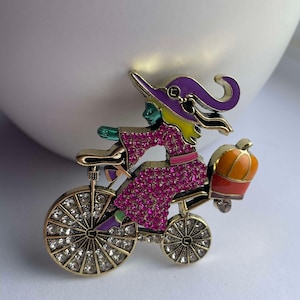 Heks op een missie-broche, stras-heksenbroche, heksensieraden, spookachtige sieraden, spookachtige broche, spookachtig cadeau, heksenbroche, halloween