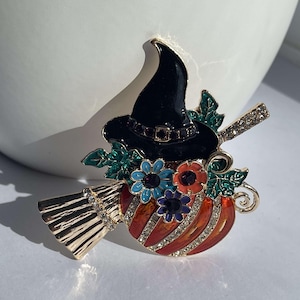 Witchy pumpkin brooch, rhinestone pumpkin brooch, pumpkin jewellery, spooky jewellery, spooky brooch, spooky gift, witch brooch, halloween
