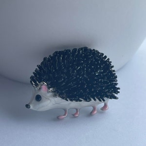 ハリネズミのブローチ、ハリネズミのギフト、ハリネズミのペンダント、エナメルピン。