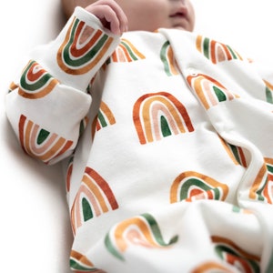 Nowe tęczowe śpioszki dla niemowląt, prezent na baby shower dla noworodka, Baby grow Rainbow, wszystko w jednym - pozostały rozmiary w rozmiarze 6-12 miesięcy.