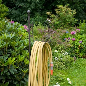 Slanghouder, vrijstaande slanghouder, slanghaspel, tuin, tuinmancadeau, bloembed, vaste planten, kruiden, irrigatie, bloemisterij, doe-het-zelf