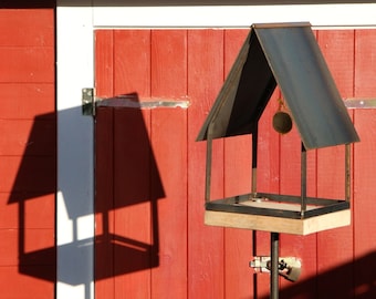 Vogelhaus, Vogelhaus auf Fuß, Vogelhaus mit Gartenstecker, Meisenknödelhalter stabil, Futterhäuschen, Beobachtungsstation für Vögel, Vogel