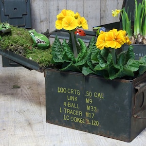 Alte Munitionskiste, Pflanzgefäß, Kräutertopf, Küchenkräuter, Aufbewahrungsbox für CD, CD Regal, Lagerkiste, Metallkiste, Stapelkiste,