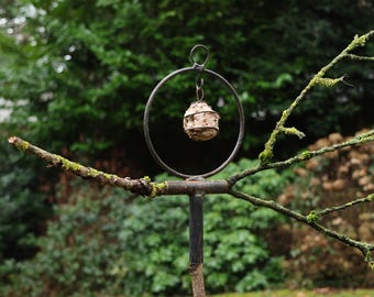 Anillo de bola de sebo en un palo, espiral de alimentación con plataforma de aterrizaje, nuez de alimentación en un palo de madera, anillo de alimentación para pájaros con plataforma de aterrizaje, decoración de jardín, decoración natural, decoración