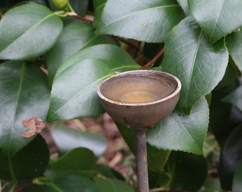 Juego de 3 pequeños colectores de agua, cuenco de agua en una estaca, bebedero para insectos, colector de lluvia, pluviómetro, símbolo de agua, regalo de jardinero, soporte para plantas
