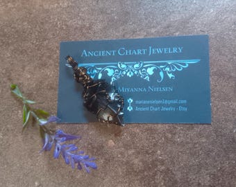 Draadgewikkelde obsidiaan pijlpunthanger, bronzen koperen ketting