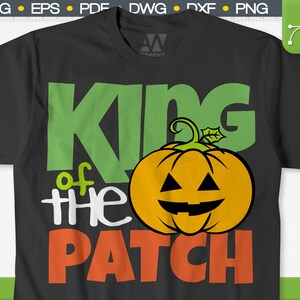 Puede incluir: Una camiseta negra con el texto "King of the Patch" en verde, blanco y naranja. Una calabaza naranja de dibujos animados con una cara de jack-o'-lantern está en el centro del texto.