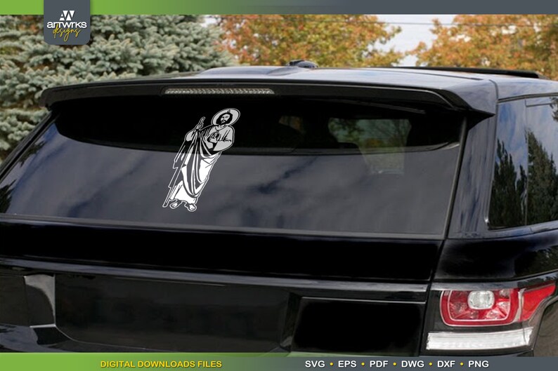 Puede incluir: Un coche negro con una pegatina blanca de una figura religiosa en la ventana trasera. La pegatina representa a un hombre con barba y pelo largo, vestido con una t&uacute;nica y sosteniendo un bast&oacute;n. La pegatina est&aacute; centrada en la ventana y es visible desde la parte trasera del coche.