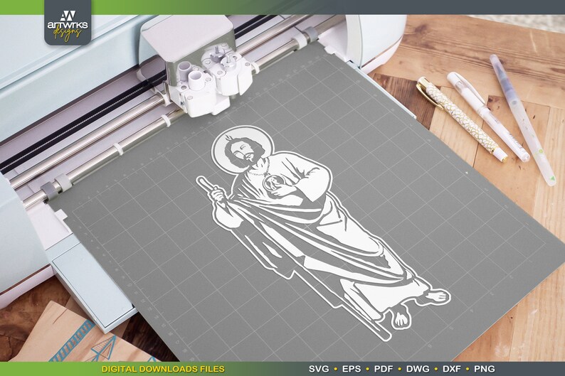 Puede incluir: Una silueta blanca de una figura religiosa con un halo, sosteniendo un bast&oacute;n y un coraz&oacute;n en su mano. La figura est&aacute; de pie sobre un fondo gris.