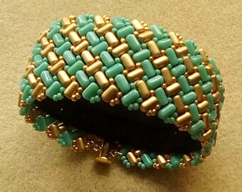 Turquoise & gold glass beaded bracelet is 7" long, with gold magnetic clasp.